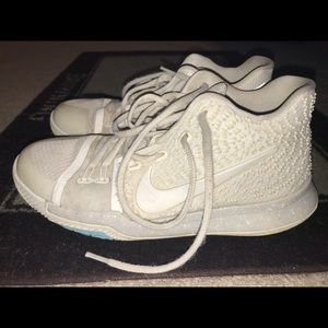 Nike boys kyrie 3 size 6.5